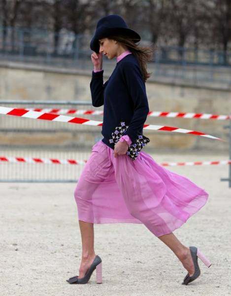 paris fashion week12 caroline sieber carrying christopher kane clutch and walking in louis vuitton pumps vogue cr