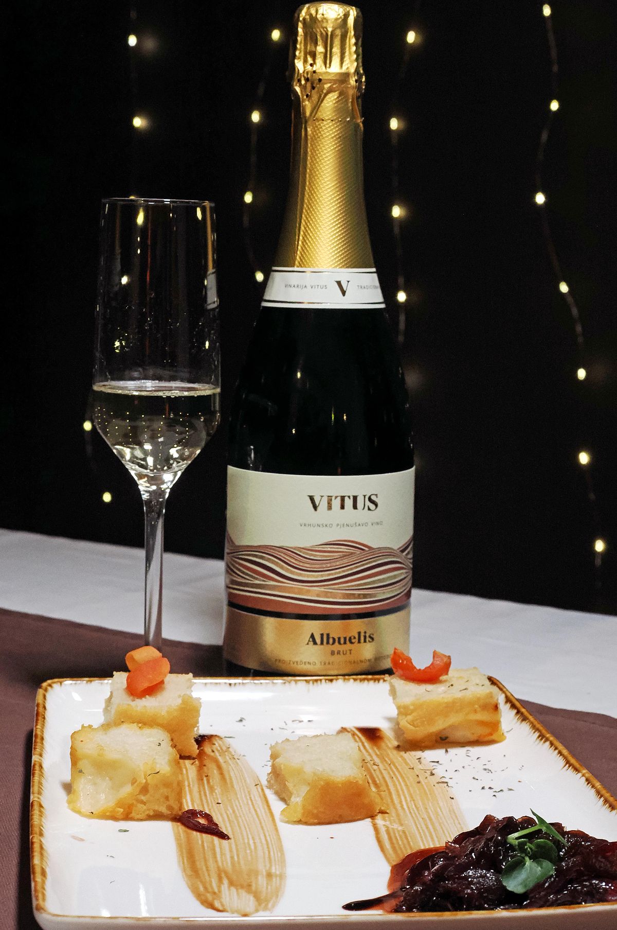 5 Foccacia s džemom od crvenog luka i pjenušac Vitus Albuelis