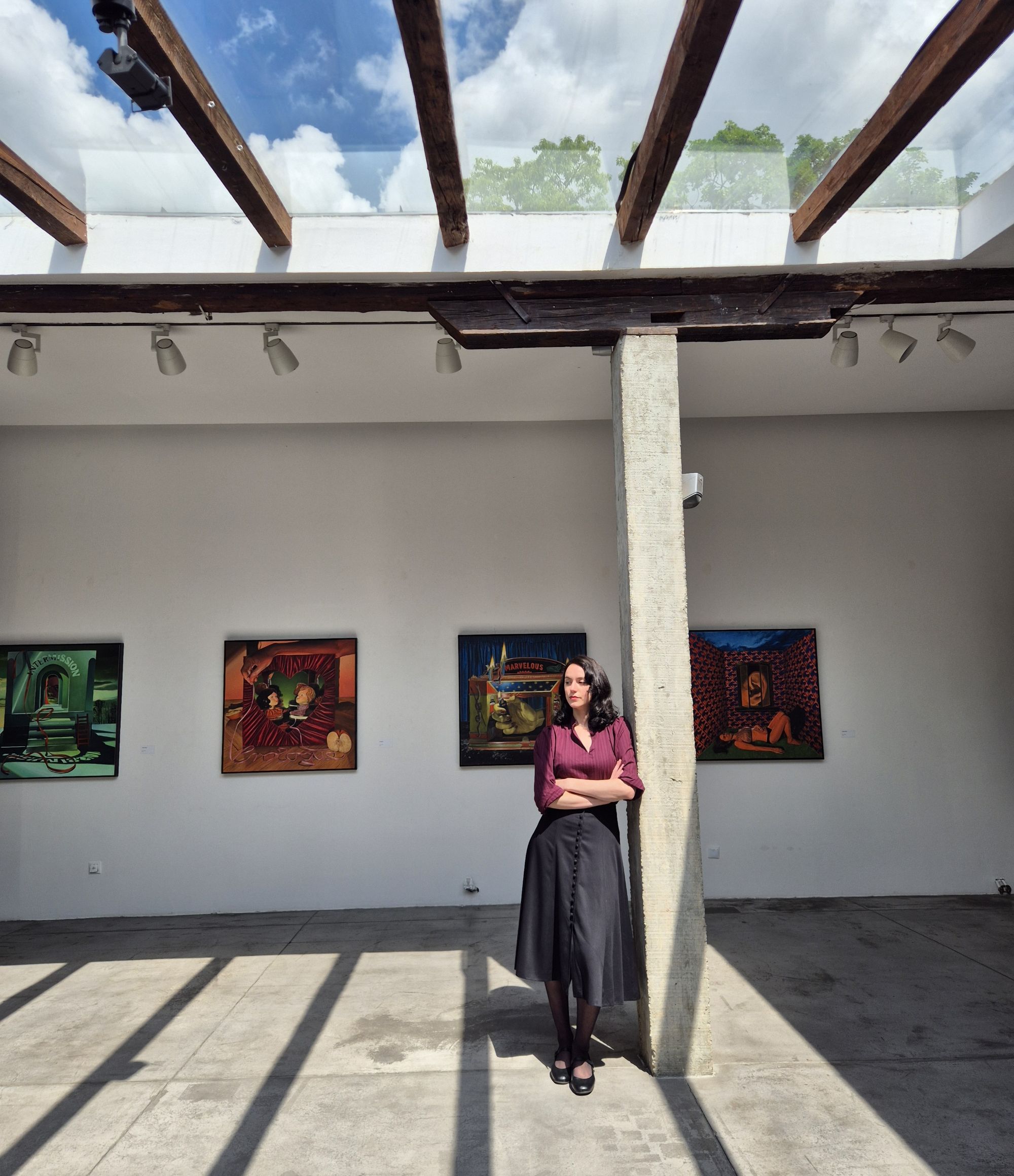 EMANUELA LEKIĆ & "MARVELOUS PROBLEMS" @ GALERIJA KRANJČAR # Scena koja diše nelagodu: paper theatre kao prostor kontrolirane iluzije i nevidljivog raspada 