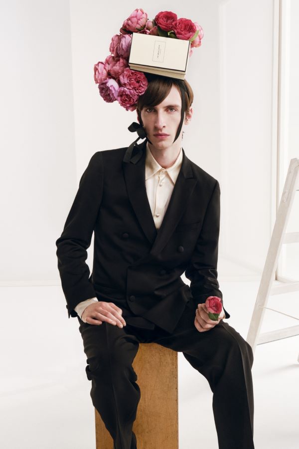 25B02 Taif Rose Campaign Malemodel Gifting 2 1000x1500