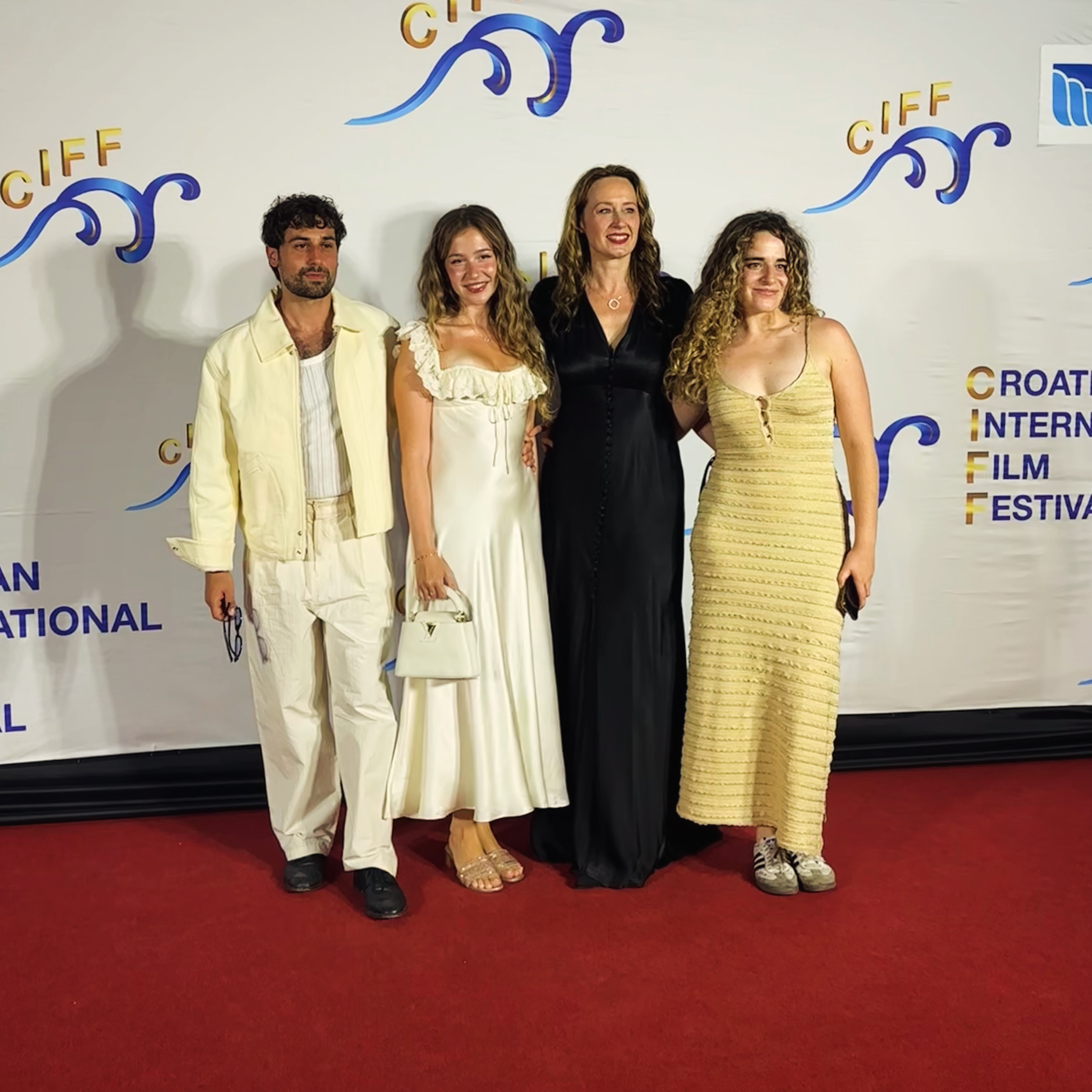 Ekipa filma na crvenom tepihu Laurenz Rose Petra i Ciara