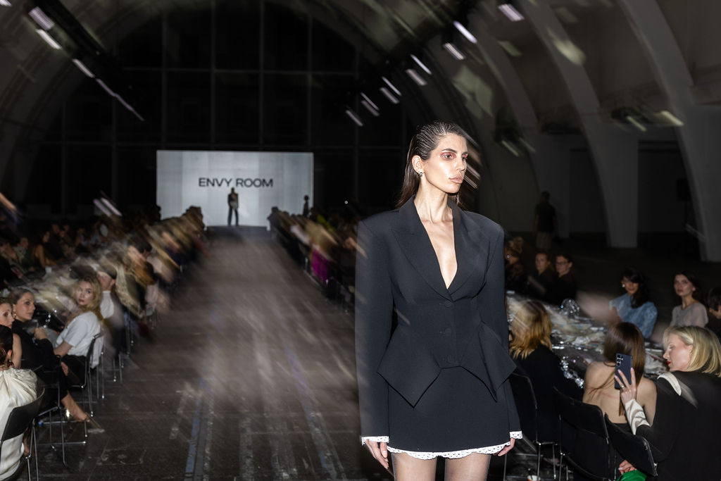 Revija iza leđa # eNVy room kroz izokrenutu konstrukciju i redefinirani runway istražuje nove perspektive tailoringa