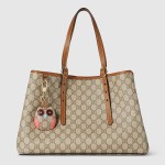 KAD IMITACIJA POSTANE IDENTITET # o krizi storytellinga i kopiranja u suvremenoj modi te pojavi kružne estetike 815213 FAD6L 9758 008 100 0000 Light gg emblem large tote bag