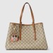 KAD IMITACIJA POSTANE IDENTITET # o krizi storytellinga i kopiranja u suvremenoj modi te pojavi kružne estetike 815213 FAD6L 9758 008 100 0000 Light gg emblem large tote bag